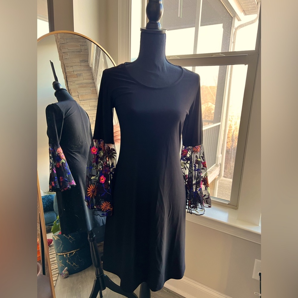 Black dress with statement sleeve
Size M